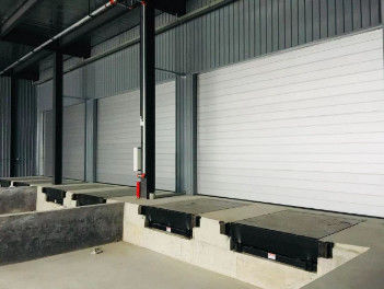 Elektrikli Hidrolik Yükleme Dock Leveler Dinamik Yük 6800kg / Statik Yük 13600kg