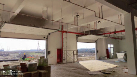 Güç ve dayanıklılık için galvanizli çelik ile bölümlü garaj kapıları