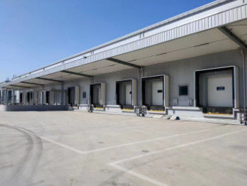 ISO 9001 Gri Hidrolik Dock Leveler 6800kg Kamyon Seviye Yükleme Dock