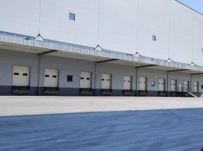 ISO 9001 Gri Hidrolik Dock Leveler 6800kg Kamyon Seviye Yükleme Dock