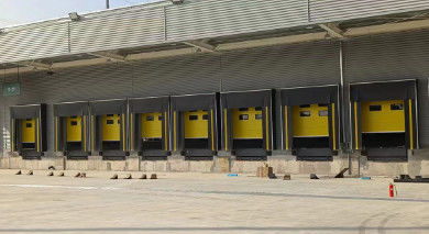 Genel olarak Siyah yükleme rıhtımı barınağı sarı uyarı şeridi ile PVC malzemesi