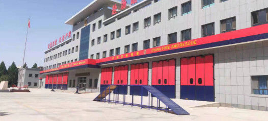 Kırmızı / Mavi Renkli İtfaiye İstasyonu Katlanabilir Kapılar ISO 9001 Katlanabilir Endüstriyel Kapılar