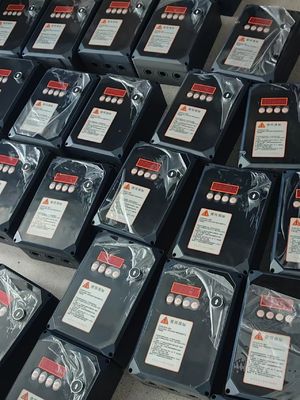 Gün ışığı ve görünürlük için çeşitli pencere seçenekleri ile bölümsel garaj kapıları