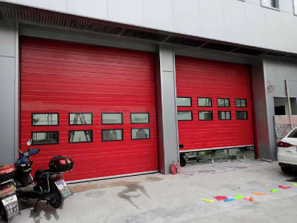 Kolay el işletilmesi için yay dengeleme sistemi olan bölümsel garaj kapıları