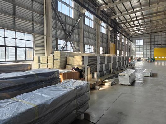 İyi mühürlenme için her tarafta EPDM mühürleme şeridi olan bölümsel garaj kapıları