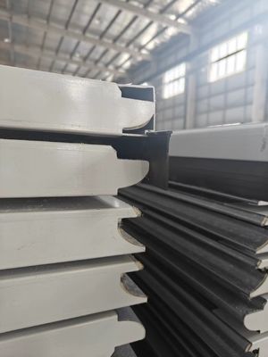 İyi mühürlenme için her tarafta EPDM mühürleme şeridi olan bölümsel garaj kapıları