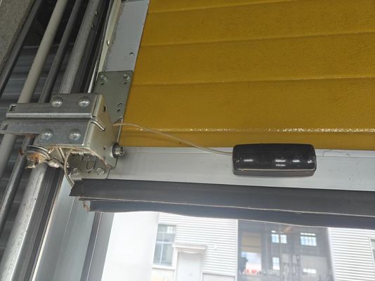 Engelleri tespit etmek için alt güvenlik cihazına sahip bölümlü garaj kapıları