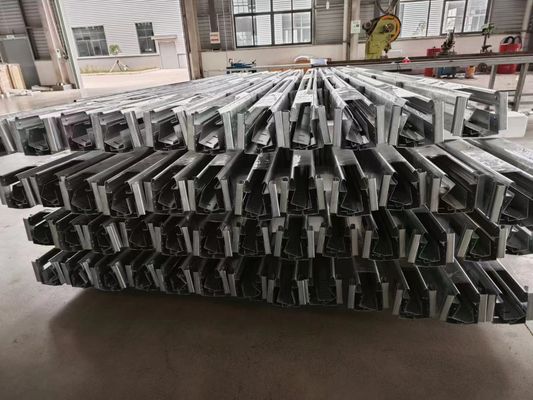 İzole Otomatik Bölümlü Garaj Kapıları 0.2m/s İş Hızı Çift Pencere