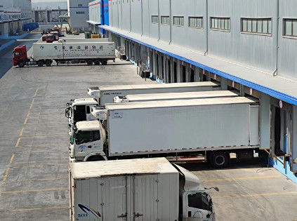 ISO 9001 Gri Hidrolik Dock Leveler 6800kg Kamyon Seviye Yükleme Dock